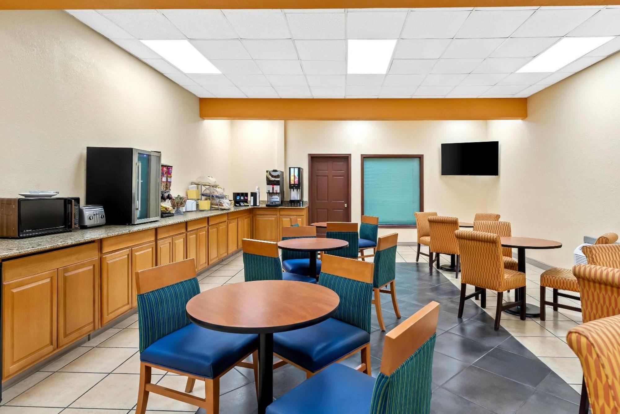 Days Inn By Wyndham Petersburg/South Fort Lee Εξωτερικό φωτογραφία